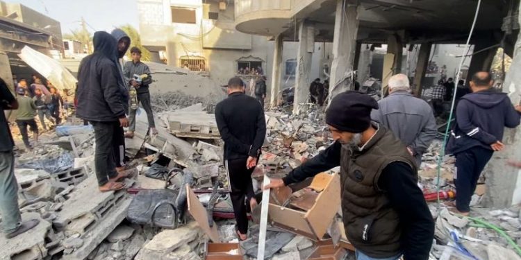 ‘It’s chaos:’ Starving Gazans dig for food, supplies under the rubble