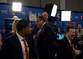 Christie defies calls to bow out, leaving anti-Trump movement splintered