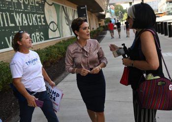 Kari Lake struggles to court moderates, imperiling GOP Senate pickup