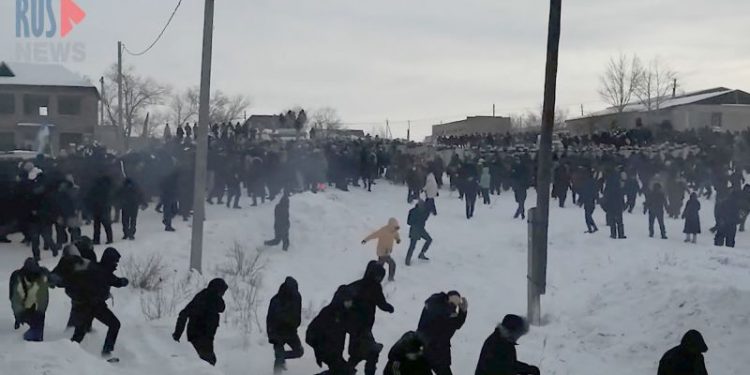 Russian riot police clash with protesters after activist sentenced