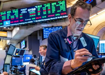 S&P 500 hits all-time high, surpassing previous record set in 2022