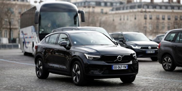 SUV, non merci! Paris votes to triple parking charges for hefty cars