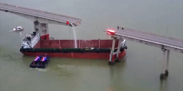 Bridge snaps in half in deadly cargo ship crash