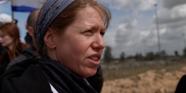 At the edge of Gaza, Israelis try to stop aid trucks
