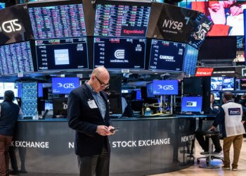 Dow tumbles 475 points, S&P 500 suffers worst day since January as inflation woes erupt