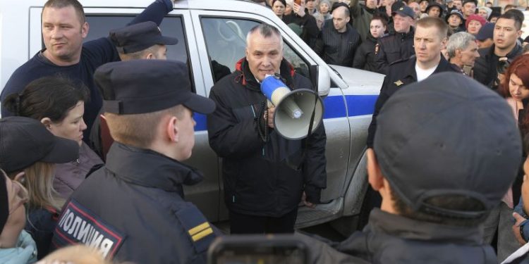 Anger boils over for some amid record floods in Russia’s Urals