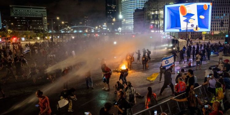 Police and protesters clash in Tel Aviv as rallies across Israel demand Gaza ceasefire