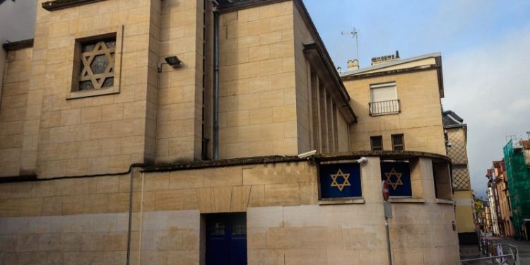 Police shoot dead armed attacker who started fire in Rouen synagogue