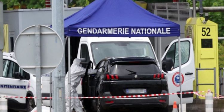 Inmate sprung from French prison van during ambush in which 2 guards killed