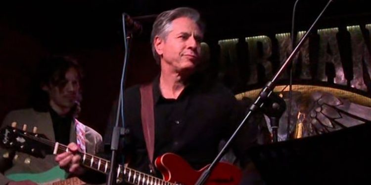 Blinken plays ‘Rockin’ in the Free World’ in Kyiv bar