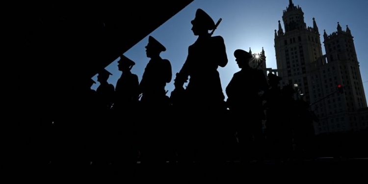 Russian lawmakers seek to punish troops using smartphones on Ukraine battlefields