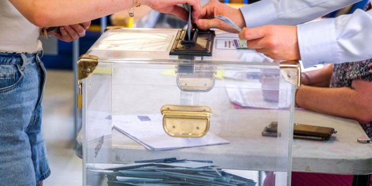 Hundreds of candidates drop out of French election runoff in last gasp bid to keep far right from power