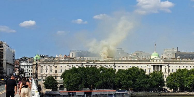 Blaze erupts at London’s historic Somerset House with over 100 firefighters at the scene