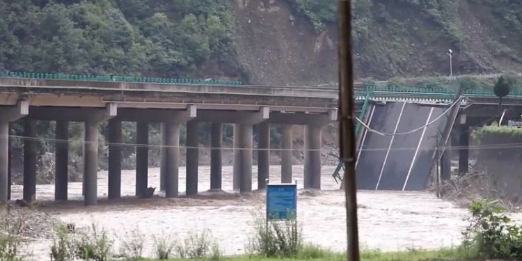 Bridge collapses in China killing 15 after flash floods
