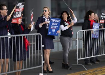 American Airlines flight attendants ratify new contract with immediate raises topping 20%