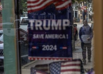 Trump turns to immigration as closing appeal as edge on economy fades