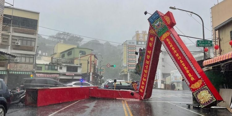 Two killed as slow-moving Typhoon Krathon lumbers into southern Taiwan