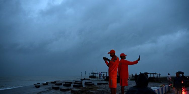 Cyclone Dana lashes eastern India as hundreds of thousands evacuate