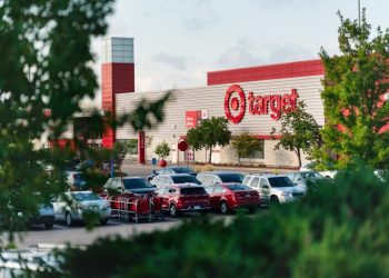 Target stock falls 21% as big discounting effort falls short