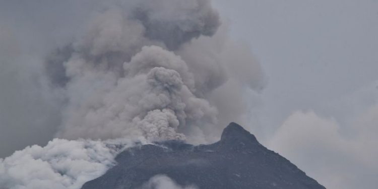 Volcano erupts in eastern Indonesia, killing at least 6 people