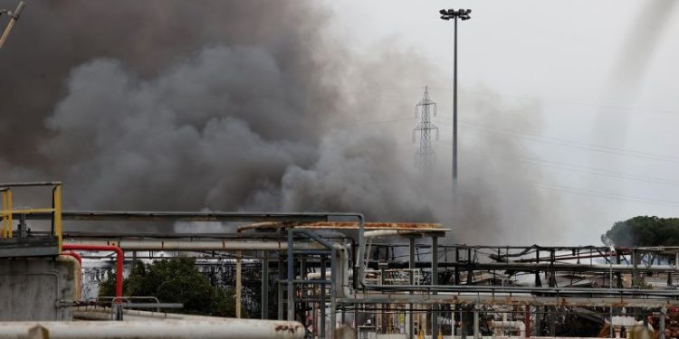 At least two killed and four missing in explosion at Italian gas refinery
