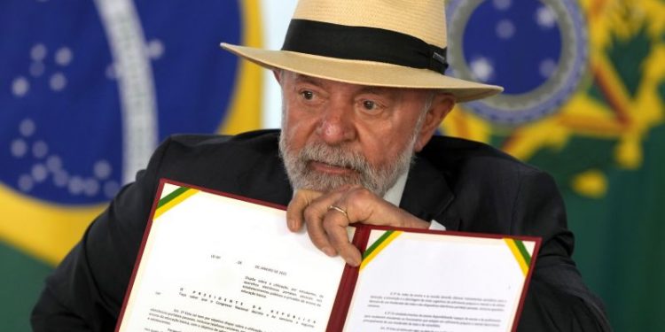 Brazil restricts use of smartphones in elementary and high schools