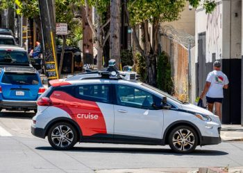 GM cuts 50% of Cruise staff after ending robotaxi business