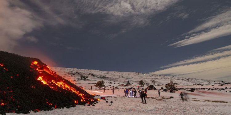 Tourists flock to erupting volcano in Italy, blocking rescue workers