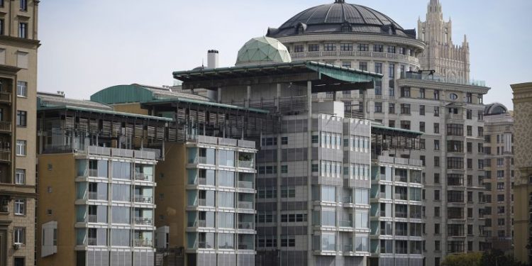 Russia expels two British diplomats over alleged spying, drawing dismissive response from London