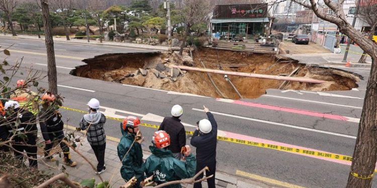 Motorcyclist who disappeared into Seoul sinkhole found dead after overnight search