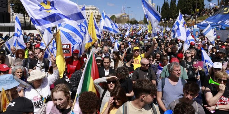 Fury towards Netanyahu as Israelis protest renewed war in Gaza