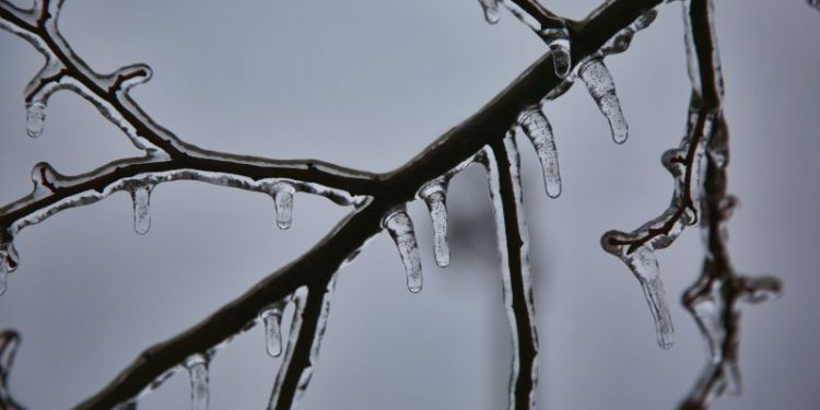 Hundreds of thousands of eastern Canadians face power outages due to ice storm