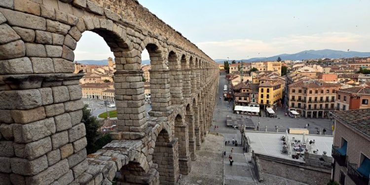 Man dies after falling at Roman aqueduct in Spain