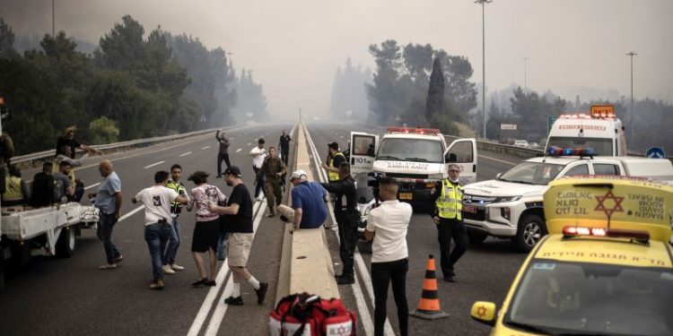 Wildfires rage outside Jerusalem, forcing evacuations and road closures