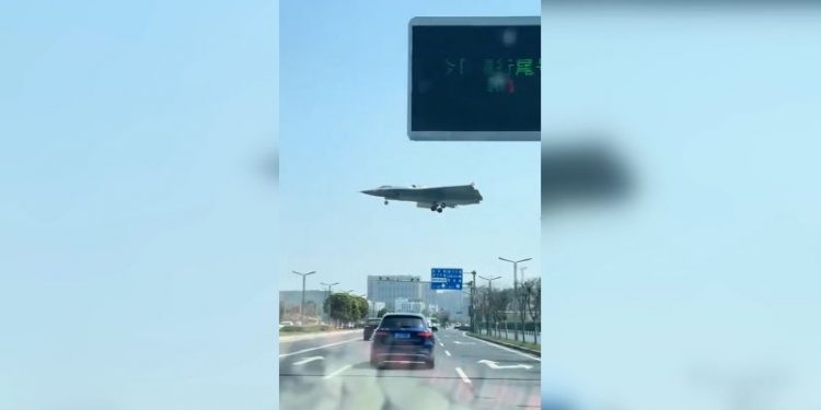 New video of China’s tailless, triple-engine fighter jet has military aviation community buzzing