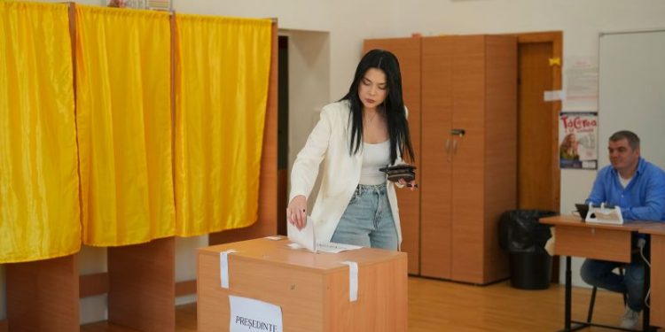 Romanians vote in presidential test of Trump-style nationalism