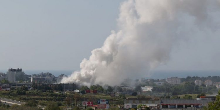 Toxic cloud forces 160,000 Spaniards to stay inside after fire