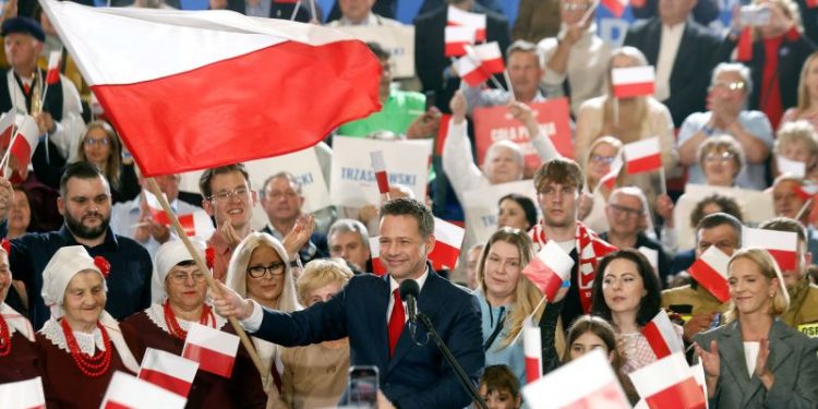 Polish centrist and nationalist presidential candidates to face off in 2nd round
