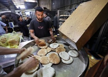 In Gaza, limited food aid meets desperate crowds and looting