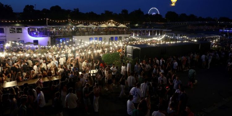 145 people pricked with syringes at France street music festival